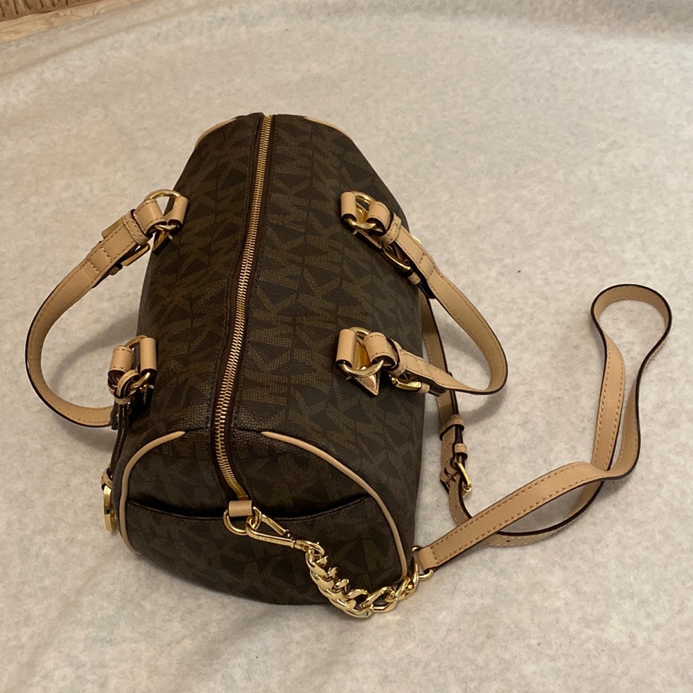 Michael Kors Purse. Lightly used great condition!